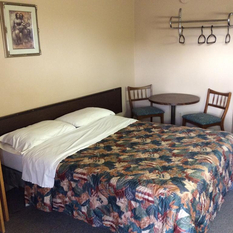 Parkwood Motor Inn Sundre Bagian luar foto