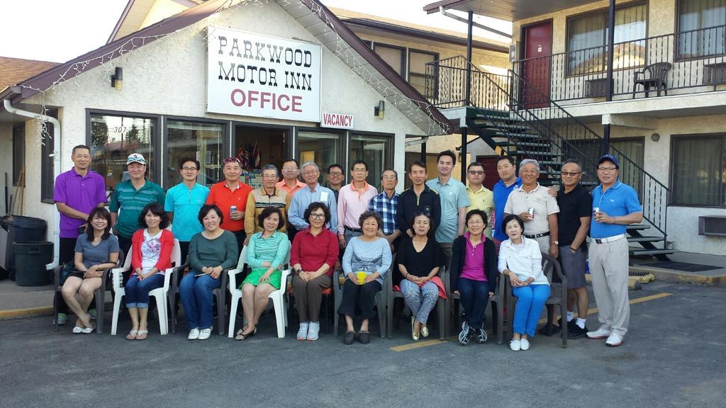 Parkwood Motor Inn Sundre Bagian luar foto