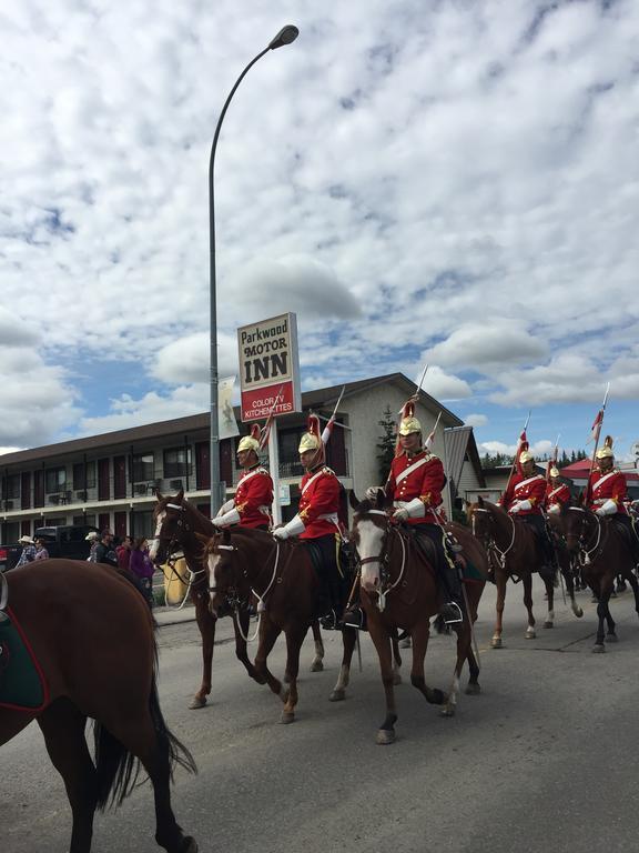 Parkwood Motor Inn Sundre Bagian luar foto