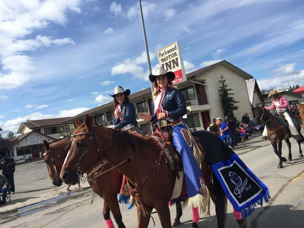 Parkwood Motor Inn Sundre Bagian luar foto