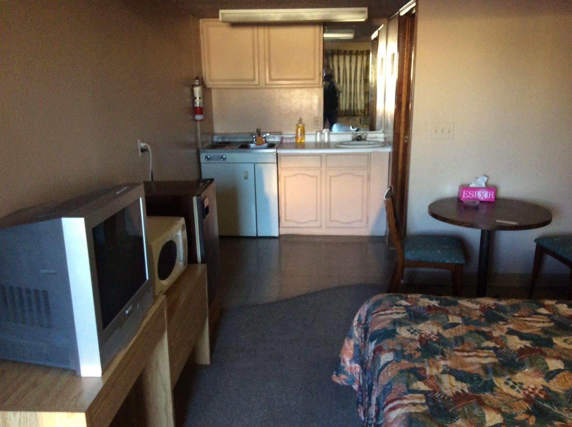 Parkwood Motor Inn Sundre Bagian luar foto