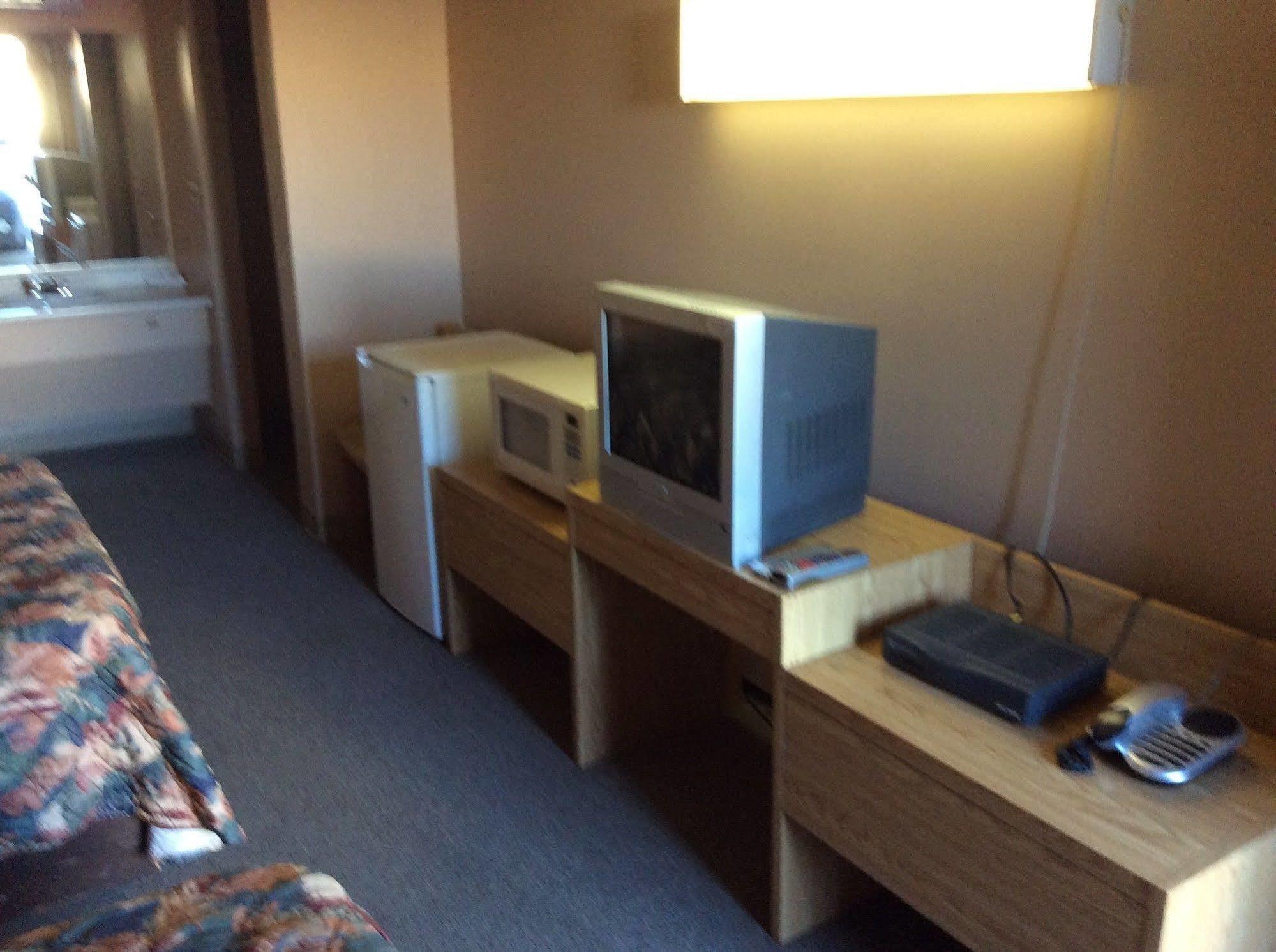 Parkwood Motor Inn Sundre Bagian luar foto